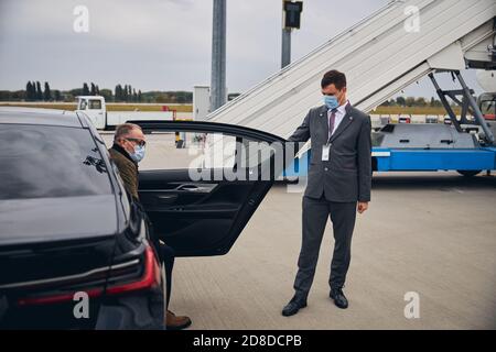 Ernsthafter Beifahrer, der aus dem Fahrerhaus kommt Stockfoto