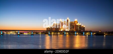 Atlantis, beliebtes 5-Sterne-Hotel in Dubai, VAE bei Nacht. Die Einschienenbahn zum Hotel ist auch auf dem Bild zu sehen. Im Freien. Stockfoto