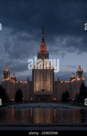 Lomonosov Moskauer Staatliche Universität, Russland. Schöner Abendhimmel und glitzernder Teich Stockfoto