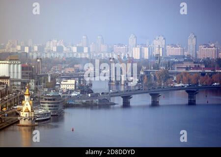 Nicht exklusiv: KIEW, UKRAINE - 28. OKTOBER 2020 - der Fluss Dnipro ist vom rechten Ufer aus gesehen, Kiew, Hauptstadt der Ukraine. Stockfoto