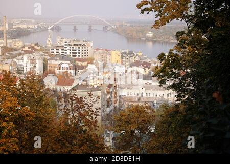 Nicht exklusiv: KIEW, UKRAINE - 28. OKTOBER 2020 - der Fluss Dnipro ist vom rechten Ufer aus gesehen, Kiew, Hauptstadt der Ukraine. Stockfoto