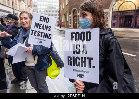 London, Großbritannien. 29. Oktober 2020. Menschen nehmen an einem Protest vor dem Department for Education in Westminster Teil, mit Botschaften, die an die britische Regierung gerichtet sind, um ihre jüngste Entscheidung zu überdenken, bis Ostern 2021 keine kostenlosen Schulmahlzeiten anzubieten. Die Kampagne des Fußballers Marcus Rashford zur Bereitstellung von Schulmahlzeiten erhält weiterhin öffentliche und geschäftliche Unterstützung. Kredit: Stephen Chung / Alamy Live Nachrichten Stockfoto