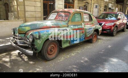 Baku, Aserbaidschan, 5. Juli 2020 : Alter, rostiger russisch-sowjetischer Wagen, der auf der Straße aufgegeben wurde Stockfoto