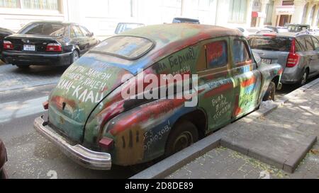 Baku, Aserbaidschan, 5. Juli 2020 : Alter, rostiger russisch-sowjetischer Wagen, der auf der Straße aufgegeben wurde Stockfoto