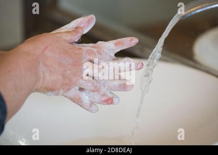 Am Freitag, den 13. März 2020, wäscht eine Person in Kingston, Ontario, ihre Hände. Stockfoto