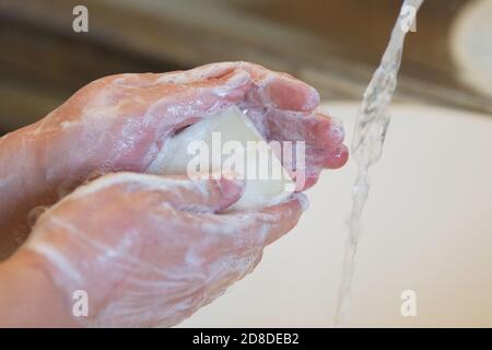 Am Freitag, den 13. März 2020, wäscht eine Person in Kingston, Ontario, ihre Hände. Stockfoto