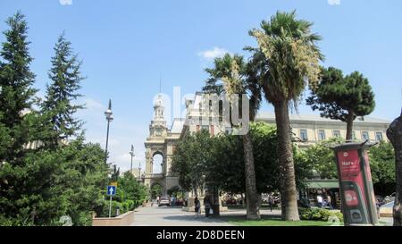 Baku, Aserbaidschan, 5. Juli 2020 : zwei große Palmen im Zentrum der Stadt Stockfoto