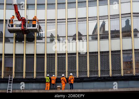 London, Großbritannien. Okt. 2020. Arbeiter hängen die Lichterketten auf - Peter Jones, Teil der John Lewis Partnership, bereitet sich auf Weihnachten vor, da die Einschränkungen des Coronavirus wieder zunehmen. Traditionelle Lichter hängen an der Fassade und Fensterdarstellungen beziehen sich meist auf Weihnachten. Kredit: Guy Bell/Alamy Live Nachrichten Stockfoto