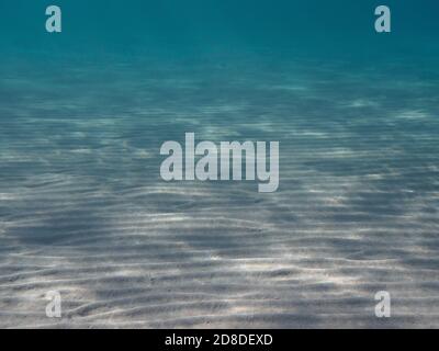 Sand Meeresboden und klares blaues Wasser, Unterwasser tropischen Paradies Hintergrund Stockfoto