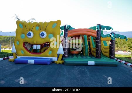 Ein Schlauchboot für Kinder in einem Park. Stockfoto