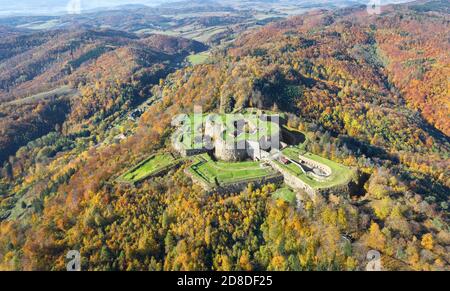 Luftaufnahme der historischen Festung Srebrna Gora, umgeben von gelbem Herbstwald, Polen Stockfoto