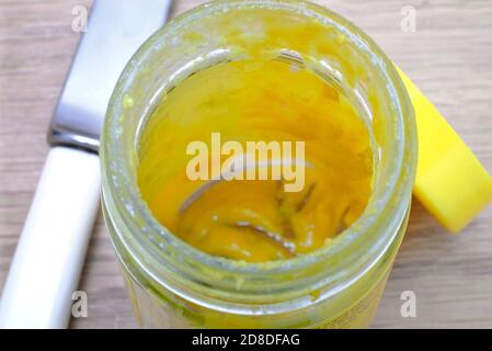 Gelber englischer Senf in leerem Glas, norfolk, england Stockfoto