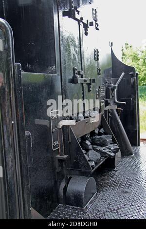 Große Klumpen Kohle in einem Dampfzug Motor Ausschreibung. Stockfoto