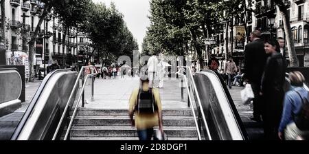 Rolltreppen und Treppen Ausgang und Eingang zur U-Bahn-Station an La Rambla Straße in der Stadt Barcelona in Katalonien In Spanien in Europa Stockfoto