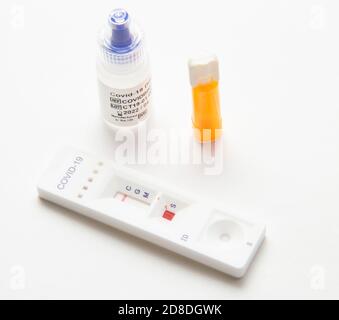 Negatives Ergebnis nach einem Covid 19-Coronavirus in einer Forschungsstudie zu Heimantikörpern. Antikörper-Test-Kit.Pandemie, Epidemie, Stockfoto