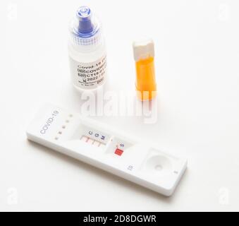 IgG-positives Ergebnis, Covid 19 Coronavirus in der Forschungsstudie zu Heimantikörpertests. Antikörper-Test-Kit.Pandemie, Epidemie, Bluttest. Stockfoto