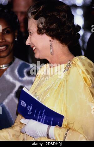 Eine lächelnde Königliche Hoheit Königin Elizabeth II., die während ihres viertägigen königlichen Besuchs auf Barbados am 8. Und 11. März 1989 an einer Gala in der Frank Collymore Hall teilnahm Stockfoto