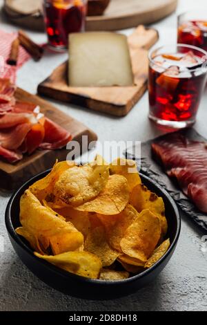 Bilder von typisch spanischen Snacks (Tapas). Bestehend aus Sangria, iberischem Schinken, Manchego-Käse und Oliven Stockfoto