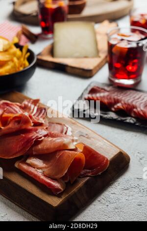 Bilder von typisch spanischen Snacks (Tapas). Bestehend aus Sangria, iberischem Schinken, Manchego-Käse und Oliven Stockfoto