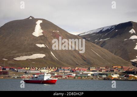 Longyearbyen, die Heimat des Svalbard Global Seed Vault, liegt hoch in der Arktis und ist der Ausgangspunkt für spannende Kreuzfahrten in einem historischen Archipel. Stockfoto