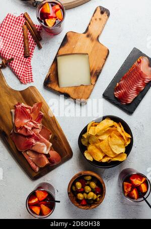 Bilder von typisch spanischen Snacks (Tapas). Bestehend aus Sangria, iberischem Schinken, Manchego-Käse und Oliven Stockfoto