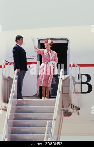 HM Queen Elizabeth II winkt Abschied, als sie nach einem viertägigen Besuch auf der Karibikinsel an Bord eines Concorde-Fluges von Barbados geht. März 1989. Stockfoto