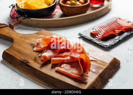 Bilder von typisch spanischen Snacks (Tapas). Bestehend aus Sangria, iberischem Schinken, Manchego-Käse und Oliven Stockfoto