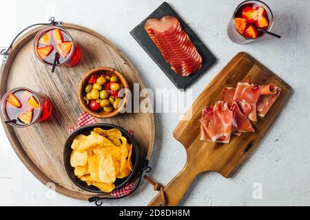 Bilder von typisch spanischen Snacks (Tapas). Bestehend aus Sangria, iberischem Schinken, Manchego-Käse und Oliven Stockfoto