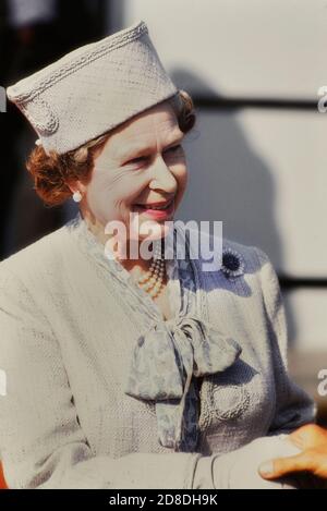 Queen Elizabeth II, in einem von Modedesigner John Anderson entworfenen Anzug, beim Asda Festival of British Food & Farming, Hyde Park, London, England, Großbritannien. 5-7 Mai 1989 Stockfoto