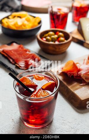 Bilder von typisch spanischen Snacks (Tapas). Bestehend aus Sangria, iberischem Schinken, Manchego-Käse und Oliven Stockfoto