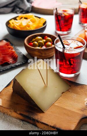 Bilder von typisch spanischen Snacks (Tapas). Bestehend aus Sangria, iberischem Schinken, Manchego-Käse und Oliven Stockfoto