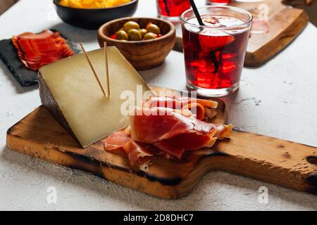 Bilder von typisch spanischen Snacks (Tapas). Bestehend aus Sangria, iberischem Schinken, Manchego-Käse und Oliven Stockfoto