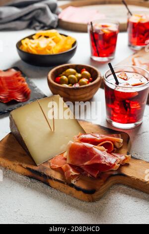 Bilder von typisch spanischen Snacks (Tapas). Bestehend aus Sangria, iberischem Schinken, Manchego-Käse und Oliven Stockfoto