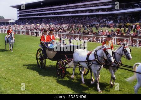 HM Königin Elizabeth II und Prinz Philip Duke von Edinburgh Ankunft in Royal Ascot Rennen in einer königlichen Kutsche, Landaus. Berkshire, England. 1989 Stockfoto