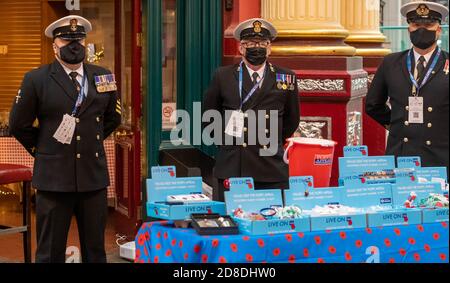 London, Großbritannien. Okt. 2020. London Poppy Day Poppy Appeal mit der Royal Navy Mohnverkäufer in Leadenhall Market, London UK Kredit: Ian Davidson/Alamy Live News Stockfoto