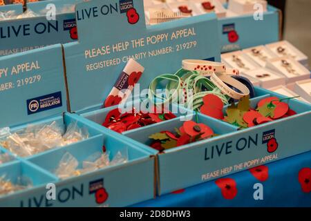 London, Großbritannien. Okt. 2020. London Poppy Day Poppy Appeal mit der Royal Navy Mohnverkäufer in Leadenhall Market, London UK Kredit: Ian Davidson/Alamy Live News Stockfoto