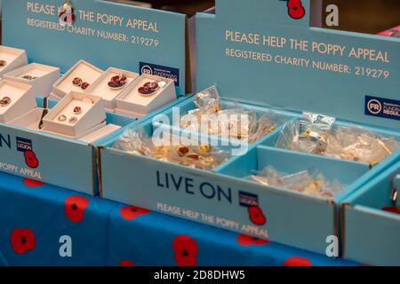 London, Großbritannien. Okt. 2020. London Poppy Day Poppy Appeal mit der Royal Navy Mohnverkäufer in Leadenhall Market, London UK Kredit: Ian Davidson/Alamy Live News Stockfoto