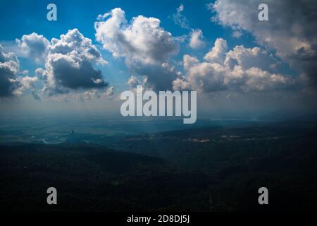 Natürlicher klarer Himmel und Wolken bei Cherrapunji im indischen Meghalaya-Staat, Nordostindien Stockfoto