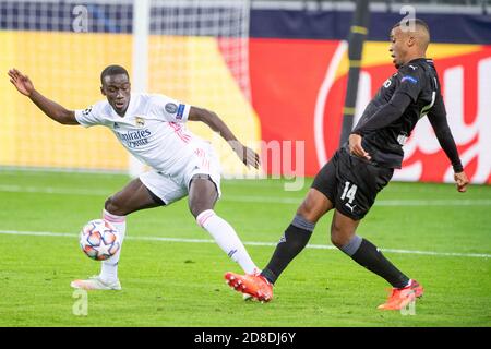 Ferland MENDY (li., REAL) gegen Alassane PLÄDOYER (MG), Action, Duelle, Fußball Champions League, Gruppenphase, Gruppe B, Spieltag 2, Borussia Mönchengladbach (MG) - Real Madrid (REAL) 2: 2, am 27. Oktober 2020 in Borussia Mönchengladbach / Deutschland. Â Verwendung weltweit Stockfoto