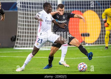 Ferland MENDY (li., REAL) gegen Stefan LAINER (MG), Action, Duelle, Fußball Champions League, Gruppenphase, Gruppe B, Spieltag 2, Borussia Mönchengladbach (MG) - Real Madrid (REAL) 2: 2, am 27. Oktober 2020 in Borussia Mönchengladbach / Deutschland. Â Verwendung weltweit Stockfoto