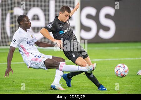 Ferland MENDY (li., REAL) gegen Stefan LAINER (MG), Action, Duelle, Fußball Champions League, Gruppenphase, Gruppe B, Spieltag 2, Borussia Mönchengladbach (MG) - Real Madrid (REAL) 2: 2, am 27. Oktober 2020 in Borussia Mönchengladbach / Deutschland. Â Verwendung weltweit Stockfoto