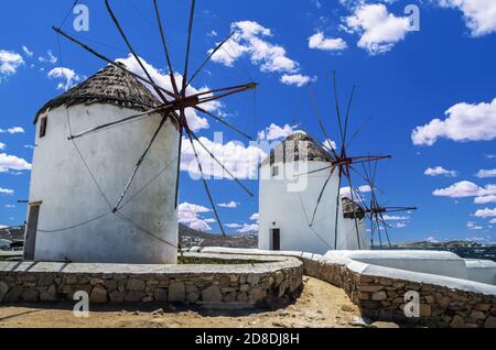 Mykonos, Kykladen, Griechenland. Berühmten Windmühlen an einem klaren und hellen Sommertag. Stockfoto