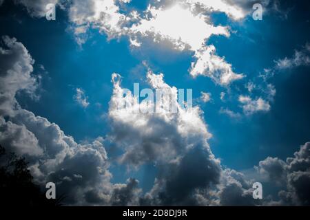 Natürlicher klarer Himmel und Wolken bei Cherrapunji im indischen Meghalaya-Staat, Nordostindien Stockfoto