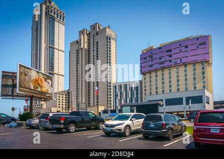 Niagara Falls City, Ontario, Kanada July, 2015 - Blick auf die verschiedenen Hotels und Unterkünfte während des Tages. Das Hilton Hotel ist zu sehen Stockfoto