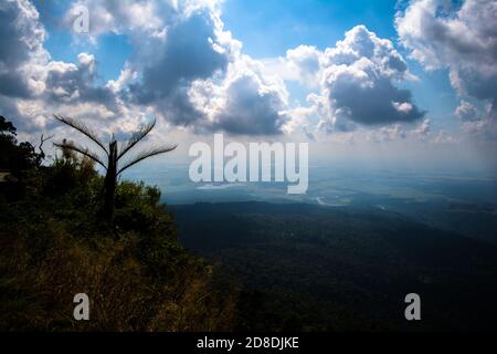 Natürlicher klarer Himmel und Wolken bei Cherrapunji im indischen Meghalaya-Staat, Nordostindien Stockfoto