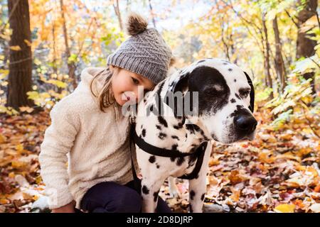 Mädchen mit Dalmatianer Hund in der Herbstsaison Stockfoto