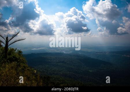 Natürlicher klarer Himmel und Wolken bei Cherrapunji im indischen Meghalaya-Staat, Nordostindien Stockfoto