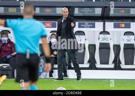 Trainer Zinedine ZIDANE (REAL) gibt Unterricht, Anleitung, Fußball Champions League, Gruppenphase, Gruppe B, Spieltag 2, Borussia Monchengladbach (MG) - Real Madrid (REAL) 2: 2, am 27. Oktober 2020 in Borussia Monchengladbach / Deutschland. Â Verwendung weltweit Stockfoto