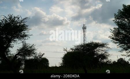 22. September 2020 : Mahroli, Rajasthan, Indien / Silhouette von Kommunikationsturm mit bewölktem Himmel mit Platz für Text. Handy 5G Tower in windigen Stockfoto