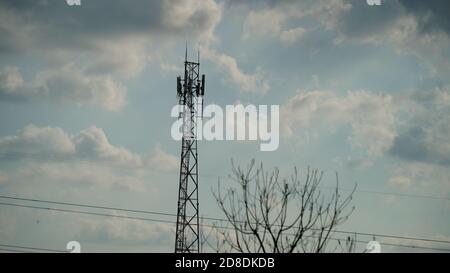 22 September 2020 : Mahroli, Rajasthan, Indien / Tower Antennenkonstruktion für Signal. Silhouette der Kommunikation Turm mit bewölktem Himmel mit Raum fo Stockfoto